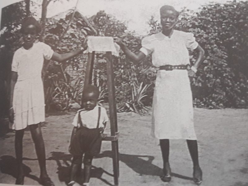 Vovó Marta e Filhos - Teresa e Armando Guebuza em Nampula em 1945Vovó Marta e Filhos - Teresa e Armando Guebuza em Nampula em 1945